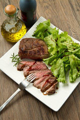tagliata di manzo con insalata