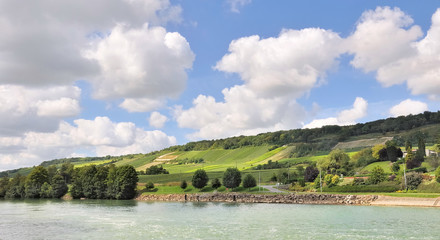 coteaux au bord de l'eau