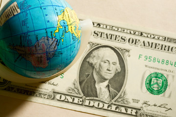 Fototapeta premium Globe and one dollar