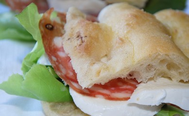 focaccia farcita con mozzarella salame e insalata