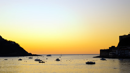 Bahia de san sebastian al atardecer