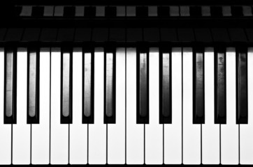 Piano keyboard in black and white