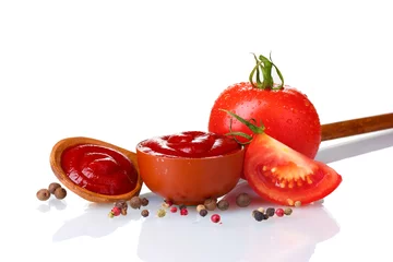 Papier Peint photo autocollant Herbes 2 Ketchup dans un bol, épices et tomates isolated on white
