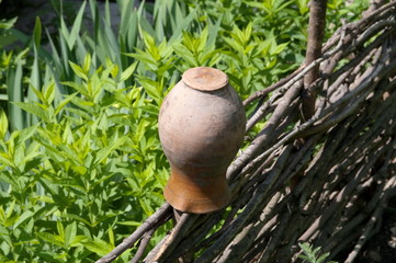 Старый плетень с крынкой