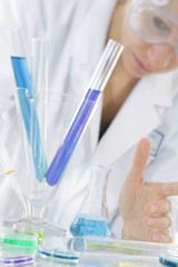 Fototapeta premium Expérience - Technicienne de laboratoire