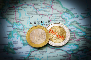 Fototapeta na wymiar Monety euro na mapie Grecji (grecki kryzys finansowy)