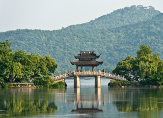 Alte Brücke über einem See, China