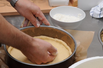 Der Bäcker bei der Arbeit - Kuchen backen