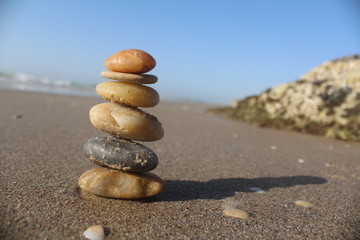 Fototapeta na wymiar Stones pyramid at the beach