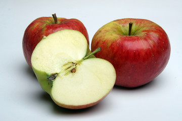 Zwei Äpfel und ein halber auf weißem Hintergrund