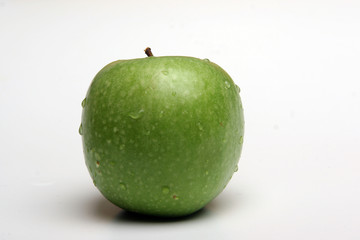 Grüner Apfel auf weißem Hintergrund