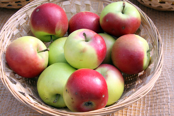 Korb mit Äepfeln