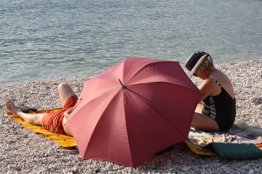 due persone si rilassano in riva al lago