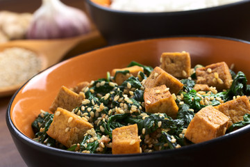 Tofu, spinach and sesame stir-fry fried with garlic and ginger
