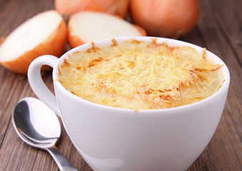 soupe à l'oignon gratiné