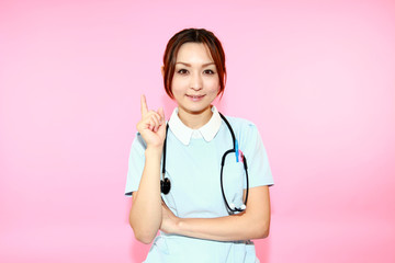 腕組みをしている笑顔の看護師