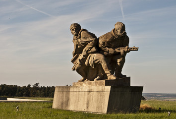 statue of soldiers