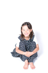 座る女の子