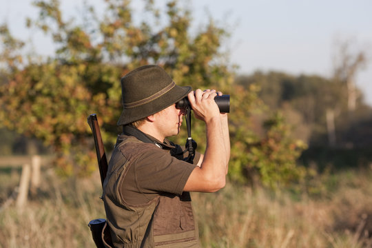 J&auml;ger mit Fernglas