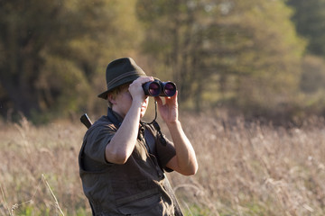 Jäger mit Fernglas und Waffe - obrazy, fototapety, plakaty