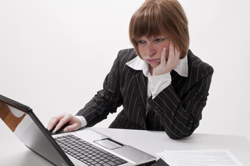 Frau im Büro am Laptop