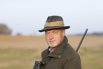 Jäger mit Fernglas und Waffe