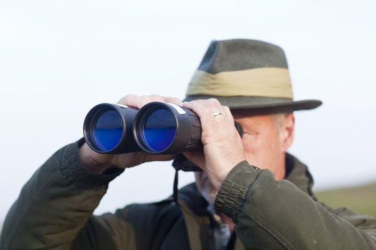 J&auml;ger mit Fernglas