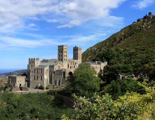 Obraz premium klasztor Sant Pere de Rodes i ruiny Sant Salvador