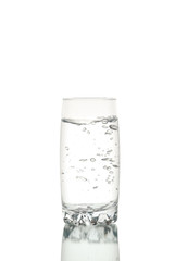 Vaso de agua con burbujas de aire