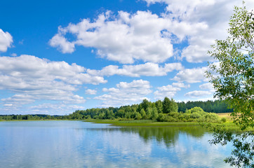 Obraz na płótnie Canvas Kolorowe letnich krajobraz z jeziora i piękne niebo