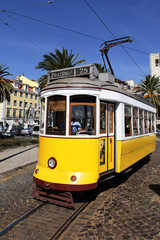 Fototapeta na wymiar żółty tramwaj
