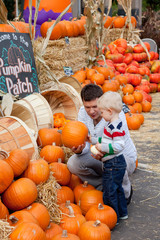 Obraz premium family at the pumpkin patch