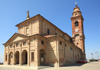 Fototapeta na wymiar Stary kościół w Diano d'Alba, Włochy.