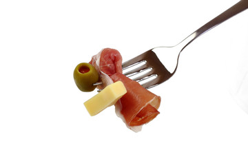 Serrano-Schinken auf einer Gabel, freigestellt
