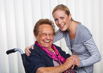 Enkel besucht Großmutter im Rollstuhl