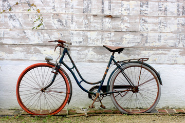 Fototapeta na wymiar Stary rower na ścianie