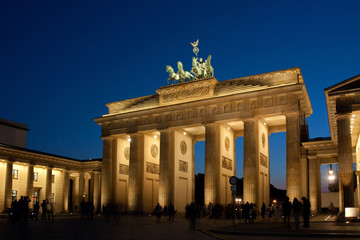 Fototapeta premium Brandenburger Tor in Berlin bei Nacht