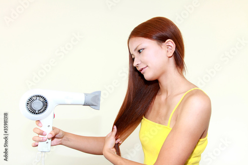ドライヤーをかける笑顔の女性 Wall Mural Wallpaper Murals Sunabesyou ドライヤーをかける笑顔の女性 Wall Mural Wallpaper Murals Sunabesyou