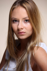 Naklejka premium Portrait of beautiful woman on natural background