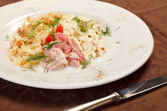 Scrambled eggs with bacon and tomato