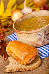 Erbsensuppe (Polnische Grochowka) mit Geräucherte Hühnerbrust