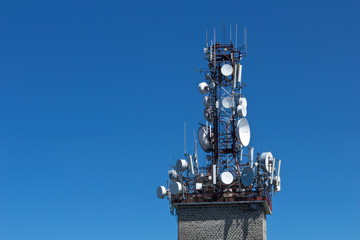 Fototapeta na wymiar Nadajnik wieża przeciw błękitne niebo