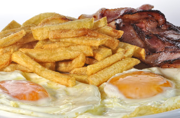 Plato combinado con bacon y huevos.