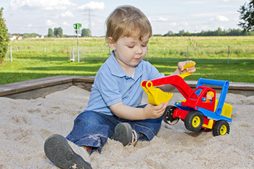 Naklejka premium dreijähriger Junge auf dem Spielplatz (mr)