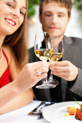 Paar beim Essen und Trinken in sehr gutem Restaurant