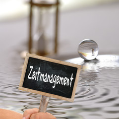 Zeitmanagement Tafel und Sanduhr