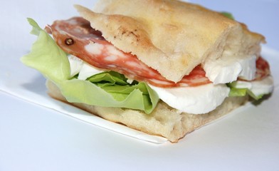 focaccia farcita con mozzarella salame e insalata