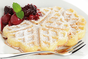 Waffeln mit Fruchtsoße