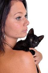 femme et chat noir