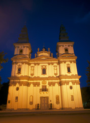 Fototapeta na wymiar nocna fasada kościoła
